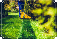 Jardinero cortando el césped con máquina Jardinero cortando el césped con máquina