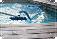 Persona limpiando una piscina Persona limpiando una piscina